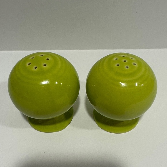 Vintage 90s Fiestaware Lime Green / Chartreuse  Round Salt and Pepper Shakers - Picture 2 of 5